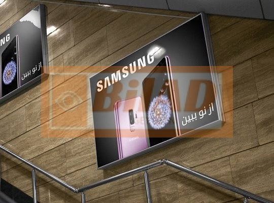 لایت باکس کنار پله برقی داخل ایستگاه مترو