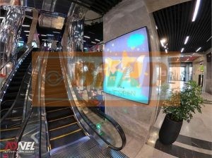 لایت باکس کنار پله برقی های ایستگاه مترو